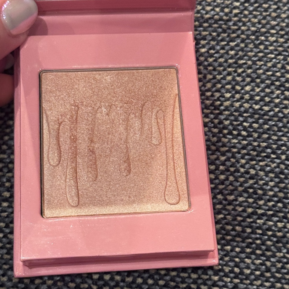 Kylie Cosmetics Pink Highlighter Compact with Built-in Mirror - Picture 6 of 6